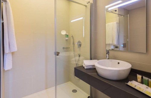 San Antonio Bay Resort | Indulge in a Deluxe 2-Bedroom Suite at Sirenis Club Aura