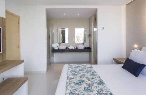 San Antonio Bay Resort | Indulge in a Deluxe 2-Bedroom Suite at Sirenis Club Aura