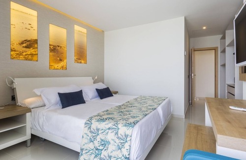 San Antonio Bay Resort | All-Inclusive Deluxe Master Suite, 2 Bedrooms, Roof Terrace at Sirenis Club Aura