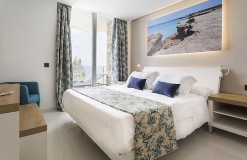 San Antonio Bay Resort | All-Inclusive Deluxe Master Suite, 2 Bedrooms, Roof Terrace at Sirenis Club Aura