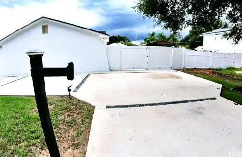 Brandon Apartment | Modern Studio with Private Entry & Parking - Guest Rated 9.9