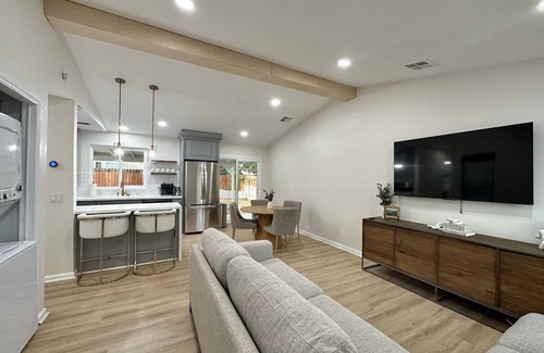 Lancaster House | Pet-Friendly Getaway with Spa and Breakfast Options