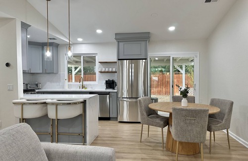 Lancaster House | Pet-Friendly Getaway with Spa and Breakfast Options