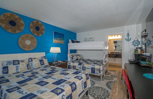 Trailer Estates Hotel | Family-Friendly Retreat with Huge Pool & Tiki Bar!
