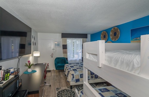 Trailer Estates Hotel | Family-Friendly Retreat with Huge Pool & Tiki Bar!