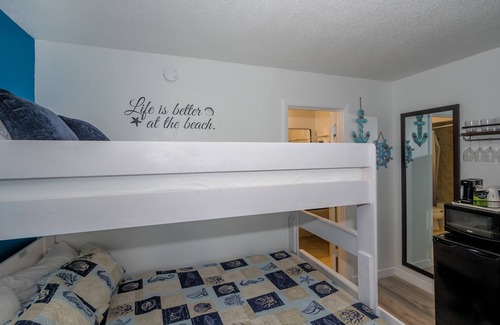 Trailer Estates Hotel | Family-Friendly Retreat with Huge Pool & Tiki Bar!
