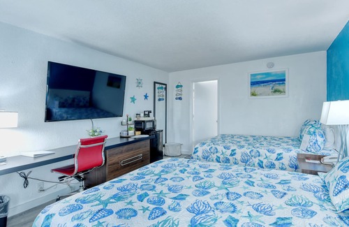 Trailer Estates Hotel | Experience Relaxation with Oceanfront Pool & Tiki Bar!
