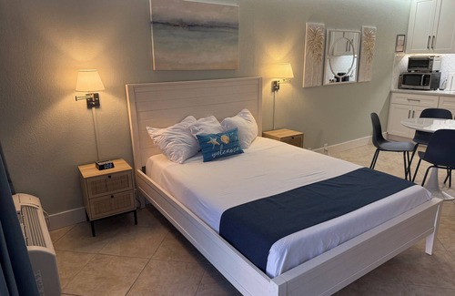 Trailer Estates Hotel | Discover Turtle Bay Inn: Waterfront Rooms & Heated Pool