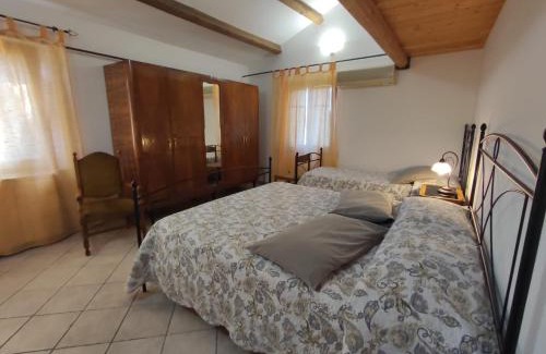 Bettolelle House | Cozy All'ombra degli Ulivi B&B with Family-Friendly Dining