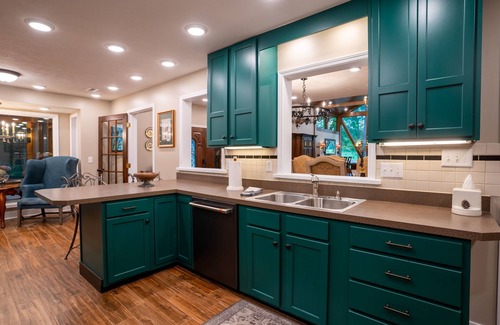Carbondale House | Discover Our Newest Guest Favorite Hotel with Wonderful Amenities!