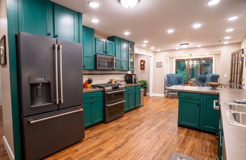 Carbondale House | Discover Our Newest Guest Favorite Hotel with Wonderful Amenities!