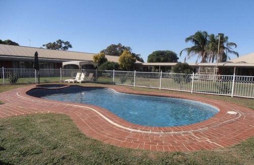 Echuca Hotel | Welcoming All Rivers Accommodation with Pool & Family Amenities