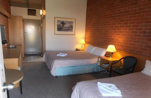 Echuca Hotel | Welcoming All Rivers Accommodation with Pool & Family Amenities