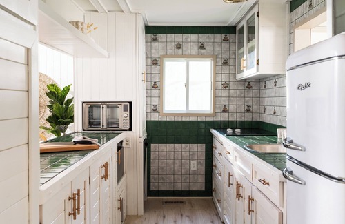 Valentia Cottage | All-Season Lakeside Serene Cottage with Suana!