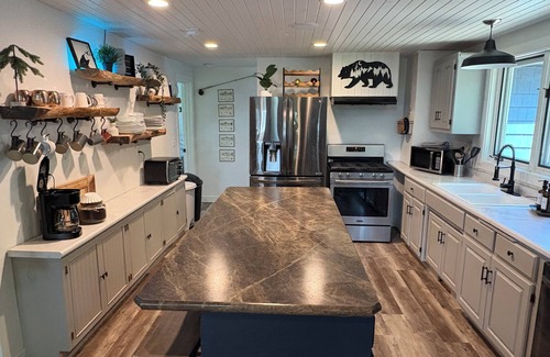 Gresham Cottage | Modern Cottage Retreat on Red Lake - Highly Rated 9.8/10