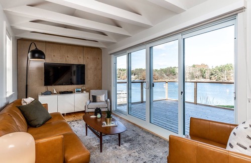 Gold River Cottage | Idyllic Oceanfront Getaway with Spa and Family Amenities