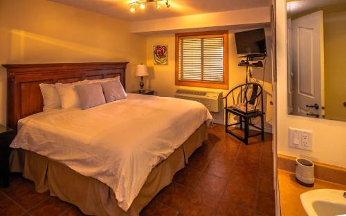 South Pandosy Bed & Breakfast | Highly Rated All Seasons Bed & Breakfast with Kitchen Access