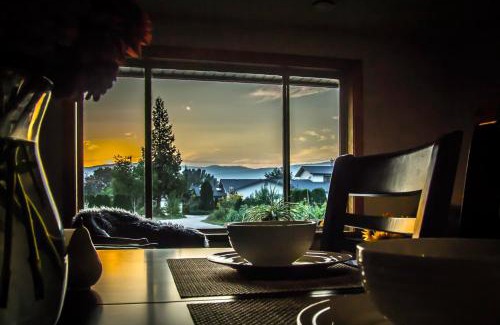 South Pandosy Bed & Breakfast | Highly Rated All Seasons Bed & Breakfast with Kitchen Access