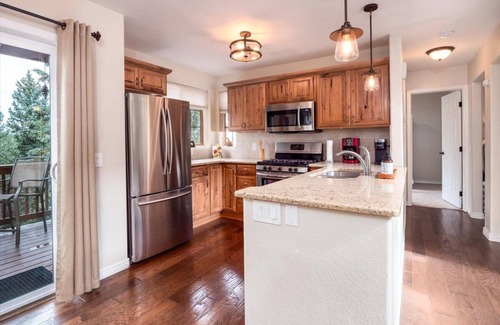 Spring Valley House | All Seasons Chalet: Cozy Cabin with Exceptional Views