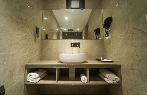 Gomti Nagar Hotel | All Seasons: 4-Star Getaway with Pool and Family Amenities