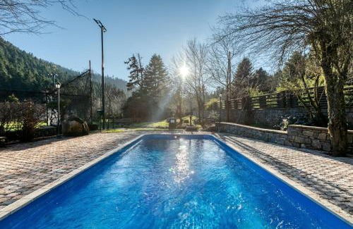 Arcadia Region Ski Chalet | Discover All Seasons Paradise: Pet-Friendly 4-Star Retreat