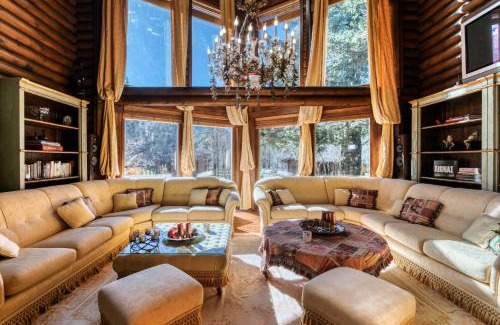 Arcadia Region Ski Chalet | Discover All Seasons Paradise: Pet-Friendly 4-Star Retreat