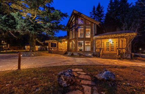 Arcadia Region Ski Chalet | Discover All Seasons Paradise: Pet-Friendly 4-Star Retreat