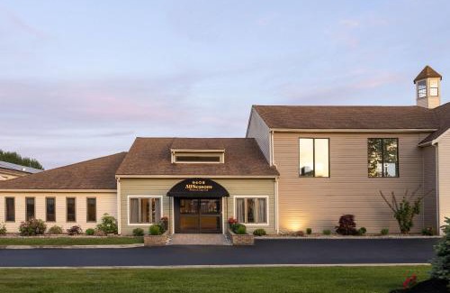 South Yarmouth Hotel | Relax at All Seasons Resort with Pool & Oceanfront Views