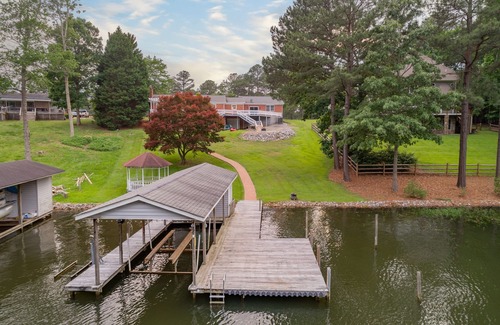 Myrick Estates House | Discover Comforts of Home in a Relaxing Lakefront Escape