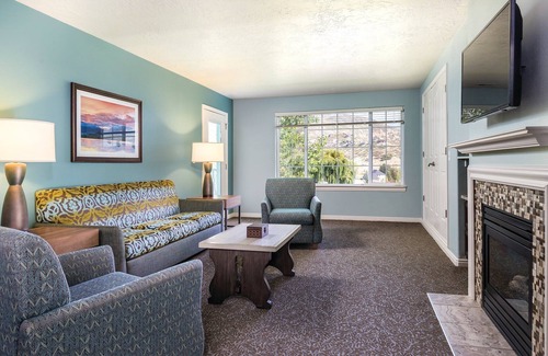 Midway Resort | Experience Home Comforts with Oceanfront Views & Pool