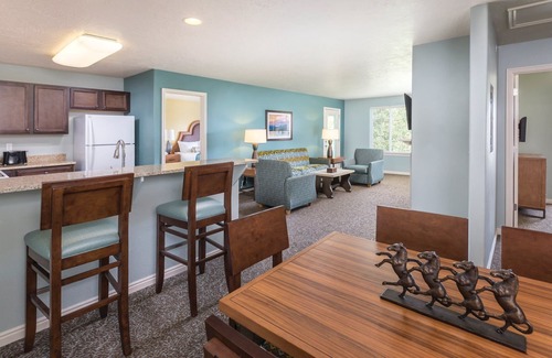Midway Resort | Experience Home Comforts with Oceanfront Views & Pool