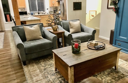 Tahoma House | Unwind with Home-Like Comforts: Lake Views & Bike Trails