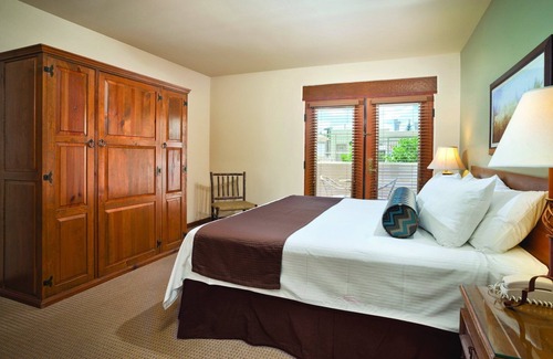 Taos Resort | Enjoy Home Comforts with Pool and Breakfast Options