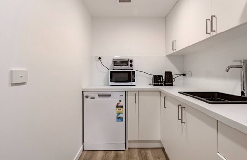 Robina Apartment | Comfortable Studio Near Bond Uni with Pool and Spa