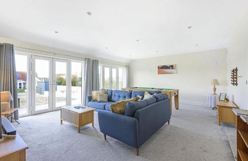 Bridport House | All Views: Family-Friendly Getaway with Scenic Surroundings