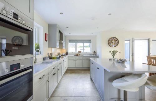 Bridport House | All Views: Family-Friendly Getaway with Scenic Surroundings