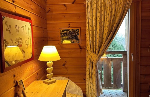 Rochesson Ski Chalet | Inviting All-Wood Chalet with Finnish Sauna & Lake View