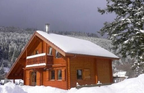 Rochesson Ski Chalet | Inviting All-Wood Chalet with Finnish Sauna & Lake View
