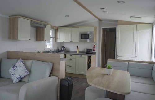 Par House | All Year Cosy, Stylish Caravan at Par Sands - close to Fowey and Charlestown