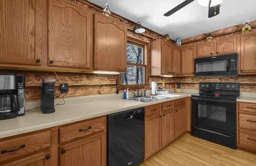 Logan Cabin | Year-Round Fun: Pool, Hot Tub & Pet-Friendly Retreat!