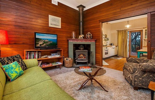 Katoomba Cottage | Allambee Cottage: A Tranquil Retreat with Family-Friendly Perks