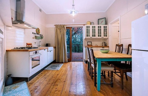 Katoomba Cottage | Allambee Cottage: A Tranquil Retreat with Family-Friendly Perks