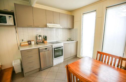 Bright House | Inviting Allambie Cottages - Villa 2: Pet Friendly Retreat