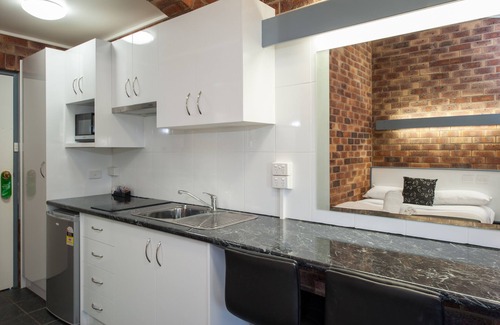Kearneys Spring Hotel | Comfortable Stay at Allan Cunningham Motel with Family Amenities