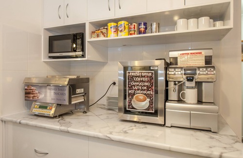 Kearneys Spring Hotel | Comfortable Stay at Allan Cunningham Motel with Family Amenities