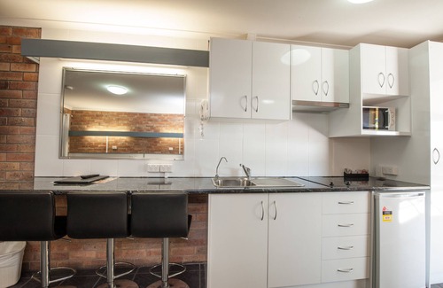 Kearneys Spring Hotel | Comfortable Stay at Allan Cunningham Motel with Family Amenities