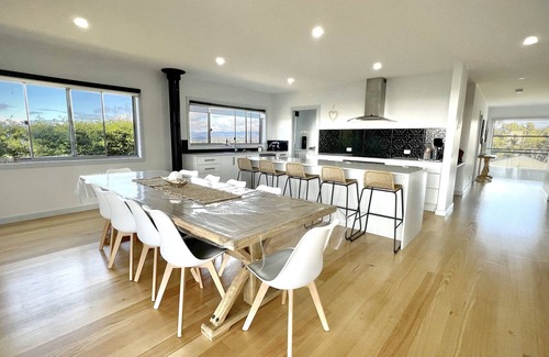 Tura Beach Cabin | Top-Rated Allawah in Mirador Pool with Family-Friendly Amenities