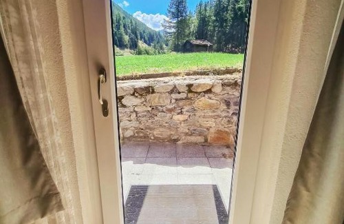 Saas-Balen Apartment | Idyllic Retreat with Pet-Friendly Amenities, Rated 10/10!