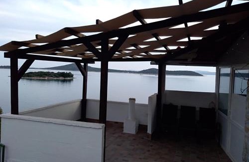 Tkon House | Secluded Beach House Robinson with Ocean Views and Family Comfort