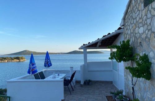Tkon House | Secluded Beach House Robinson with Ocean Views and Family Comfort